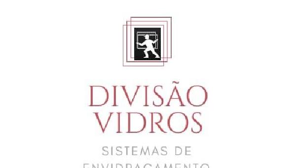 Trabalhamos com fechamento de vão em vidro temperado, guarda corpo, box, espelhos, divisórias, fechamento de pia, vidros coloridos dentre outros. Trabalhamos também com esquadrias de alumínio